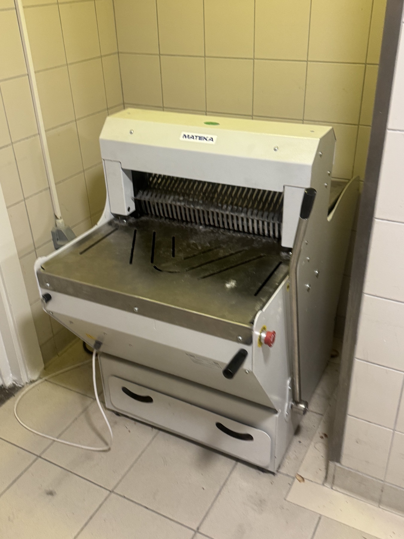 İzmir'de servis çalışması yapılan Mateka ekmek kesme makinesi