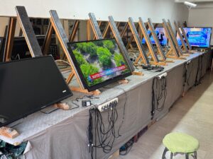 Yıldırım Teknik televizyon test atölyesinde onarım için bekleyen TV cihazları